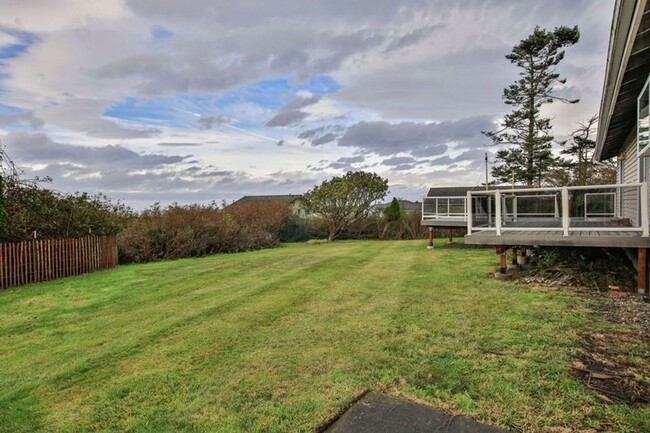 Building Photo - Lovely Home Located Off West Beach with View!