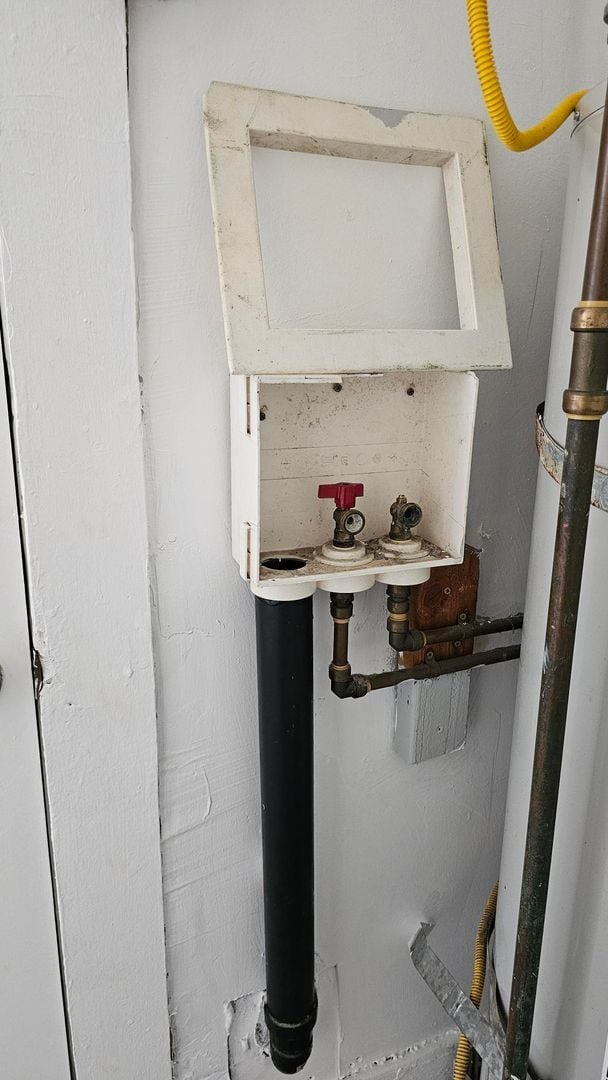 Building Photo - **519 E 17th St Long Beach** Upstairs 2 be...