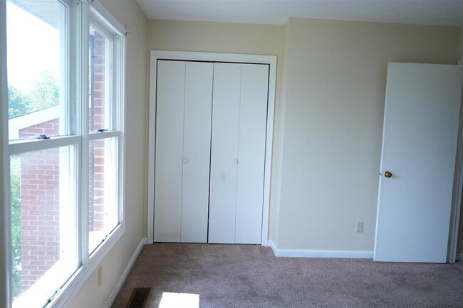 Building Photo - 832 Vine St