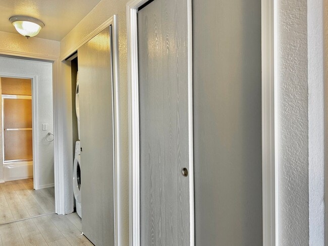 Building Photo - Newly Remodeled Top-Floor Duplex w/ Lake a...