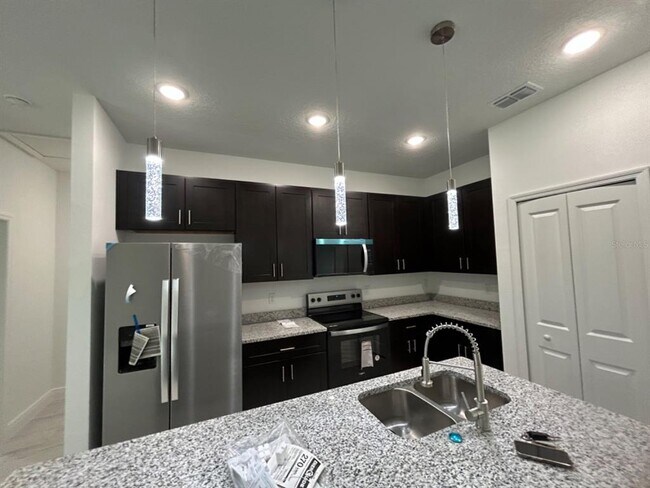 Building Photo - 2741 W Rutland Dr