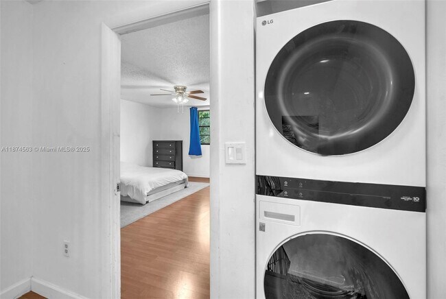 Building Photo - 3825 Estepona Ave