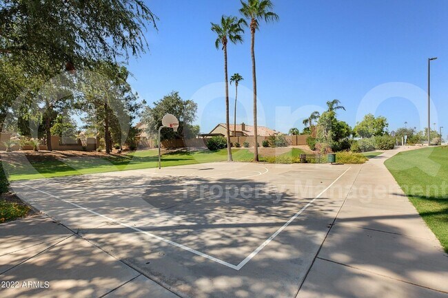 Building Photo - 1092 W Vaughn Ave