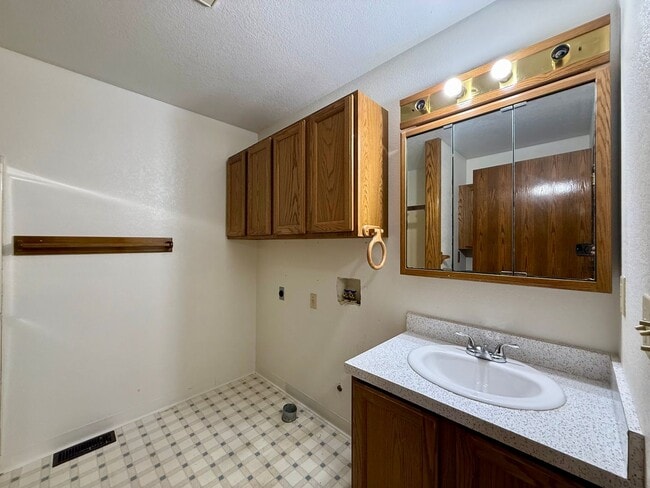 Building Photo - 5 Bedroom 2 Bathroom in Derby, KS
