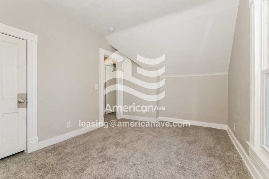 Building Photo - 2409 S 41st St