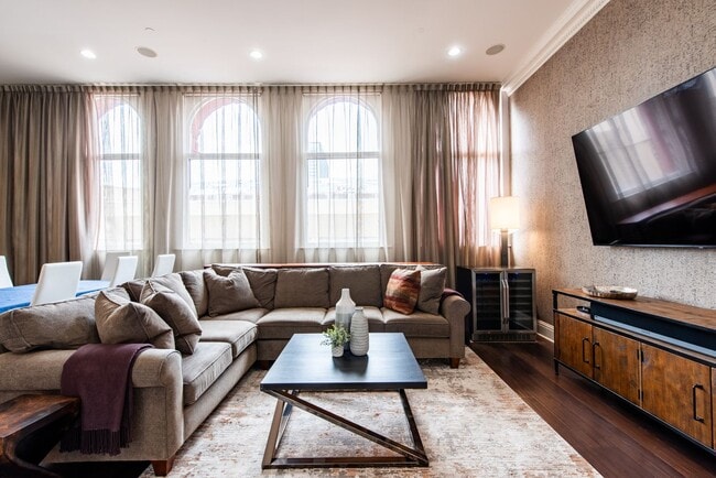 Building Photo - Furnished 3 bedroom/2bath Condo including Utilities!