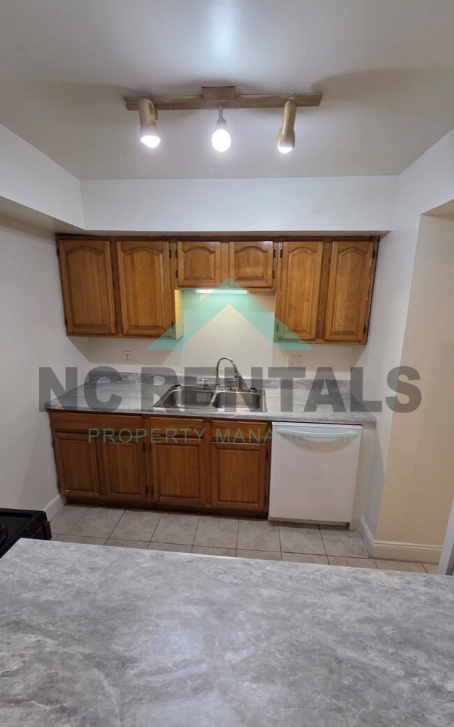 Building Photo - 7000 Longstreet Dr
