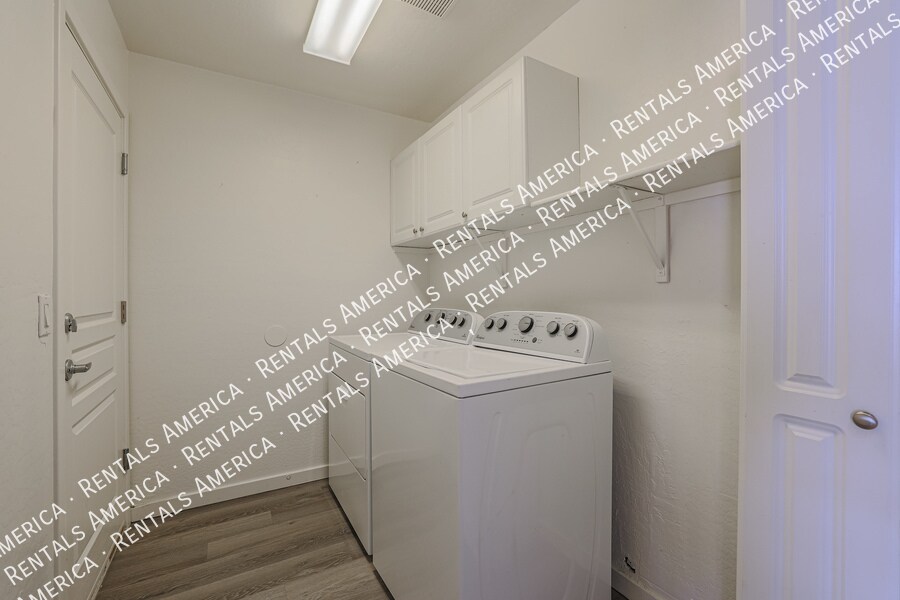 Building Photo - 2126 E Fawn Dr