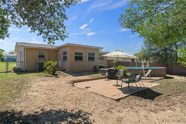 Building Photo - 11 Oak Hollow Dr