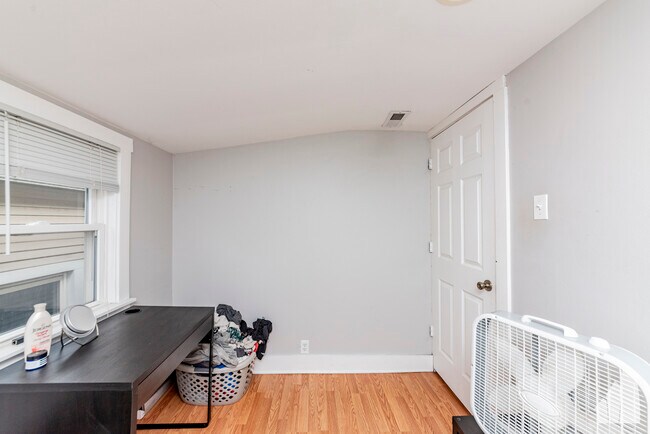 Building Photo - 1332 W Barry Ave