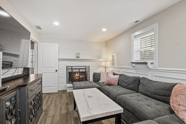 Building Photo - 8602 Oak Park Ave