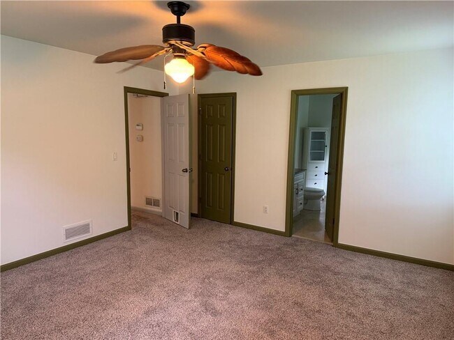 Building Photo - 412 Hickory Walk