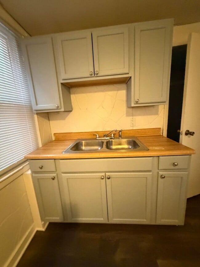 Building Photo - AVAILABLE FOR SHOWING 3!!! BR/1 BA.