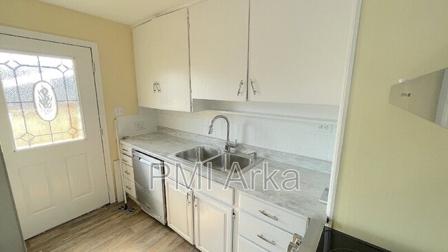 Building Photo - 317 Pelly Ave N