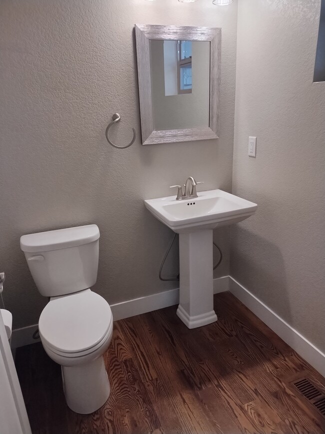 Building Photo - 208 Custer Ave