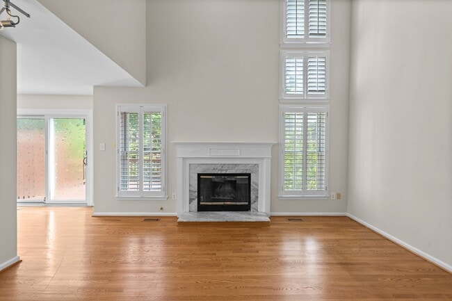 Building Photo - 3 Bed 2 Full Bath/2 Half Bath - Rockville Townhouse - Move In Ready