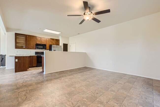 Building Photo - 3 bedroom townhome on north side, attached...