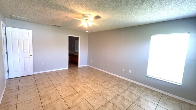 Building Photo - Come see this Beautiful and bright 3 bedroom 2 bath home!