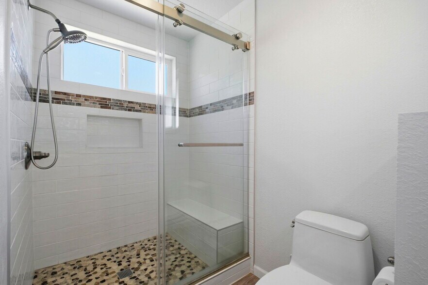 Building Photo - 6001 Castlebrook Dr