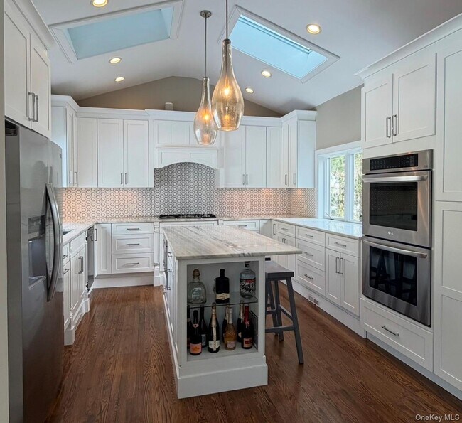 Building Photo - 10 Skyes Neck Ct