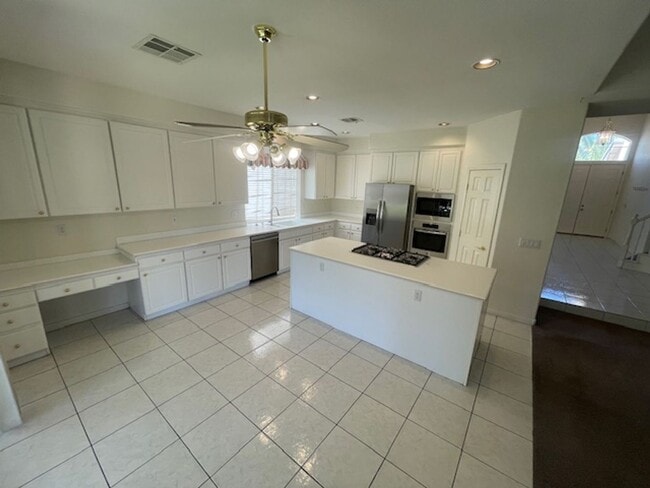 Building Photo - FANTASTIC SPACIOUS HOME LOCATED IN GATED C...
