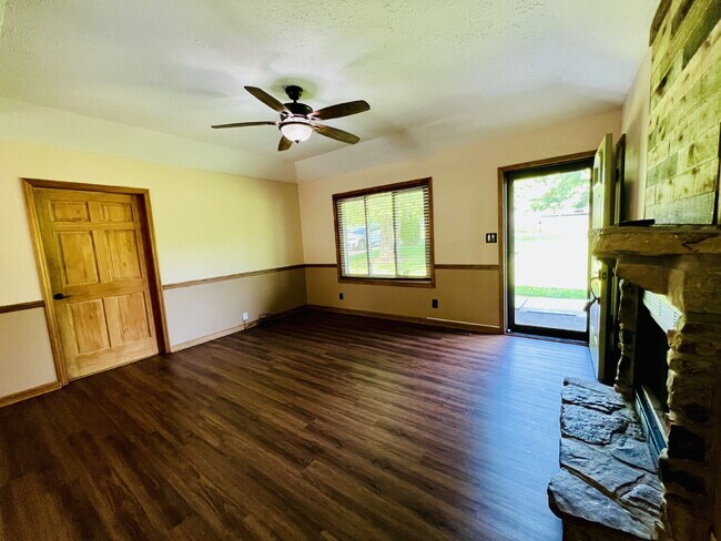 Building Photo - Charming 3-Bed, 2-Bath Home with back yard...