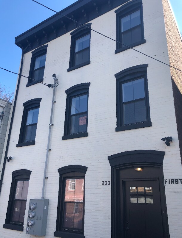 Building Photo - 233 1st St