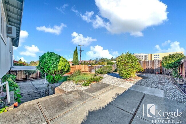 Building Photo - 1512 Sereno Dr