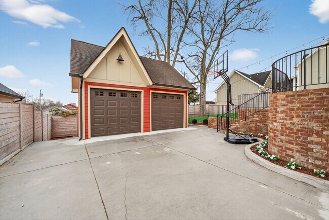 Building Photo - Great location, less than one mile from Historic Downtown Franklin.
