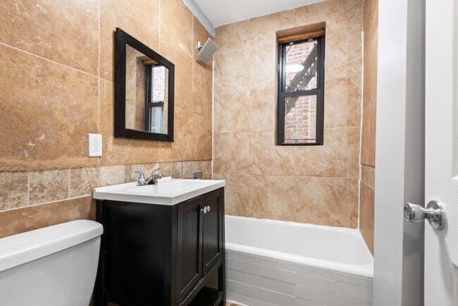 Building Photo - 118 Corbin Ave