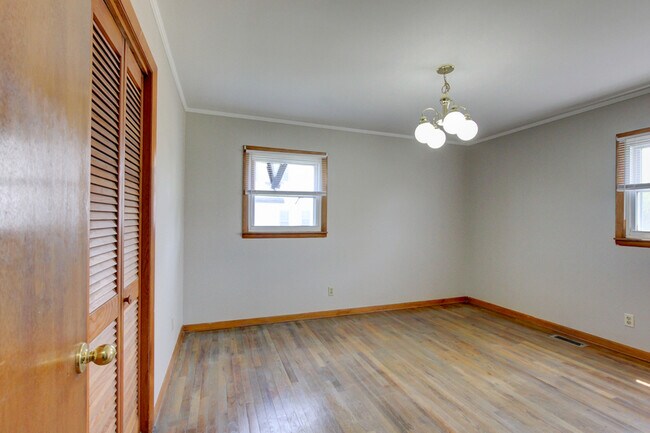 Building Photo - 104 W McReynolds Dr