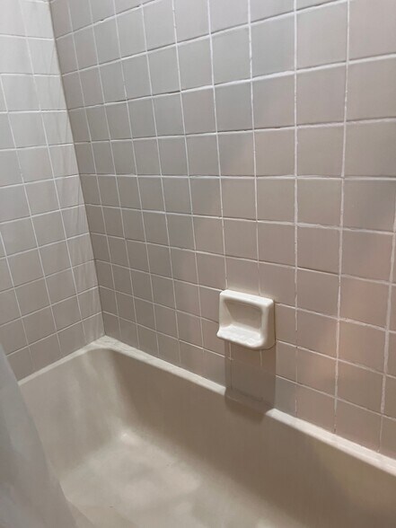 Building Photo - 8 Rose Ln