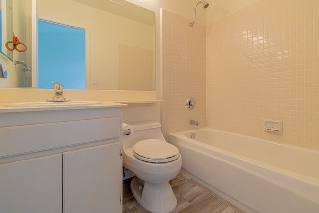 Building Photo - Beautiful 2 Bed, 2.5 Bath Two-Story Townhome in Belsera