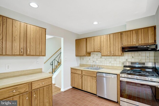 Building Photo - 8236 Governors Ct