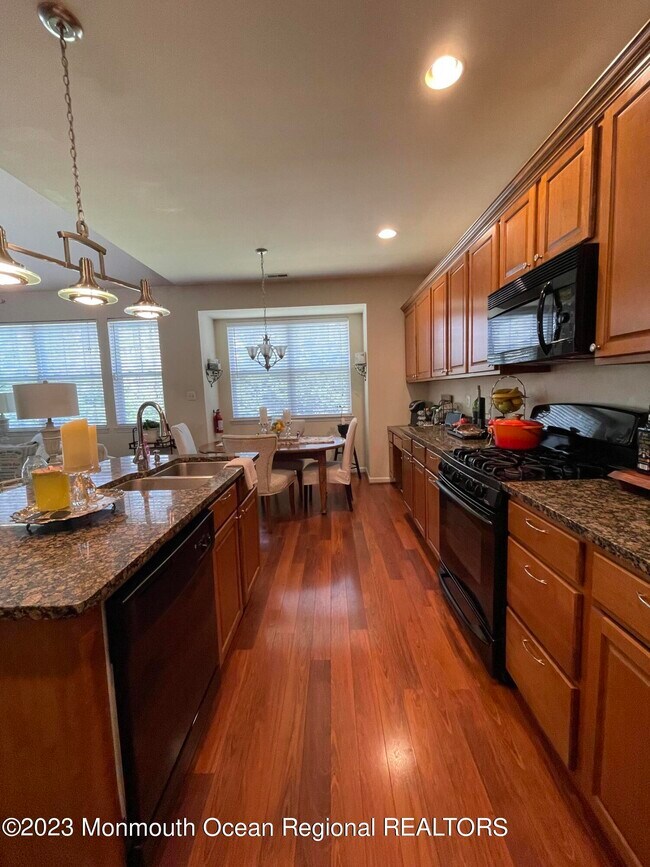 Building Photo - 535 Country Club Dr