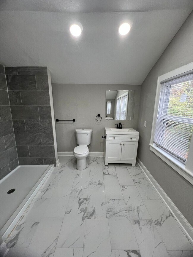 Building Photo - Modern Comfort Meets Convenience in This 4...