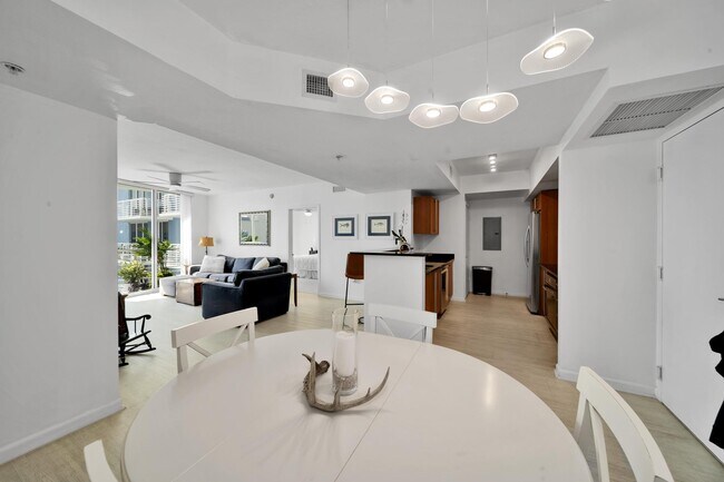Building Photo - 1551 N Flagler Dr