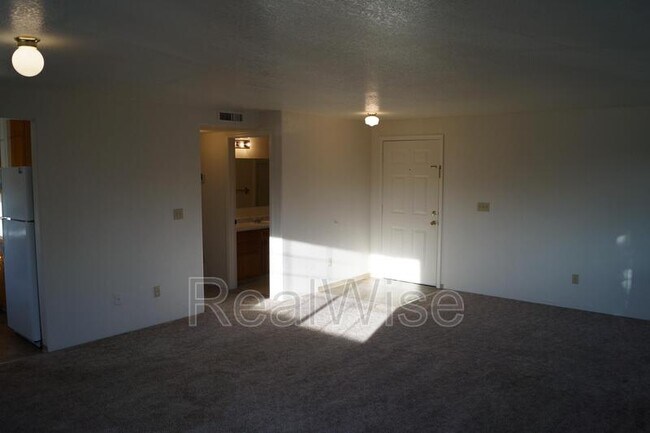 Building Photo - 2141 NW North Hill Dr