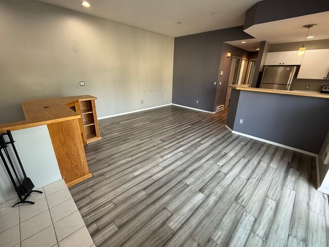 Building Photo - Updated Kent Townhome - Private Garage & AC