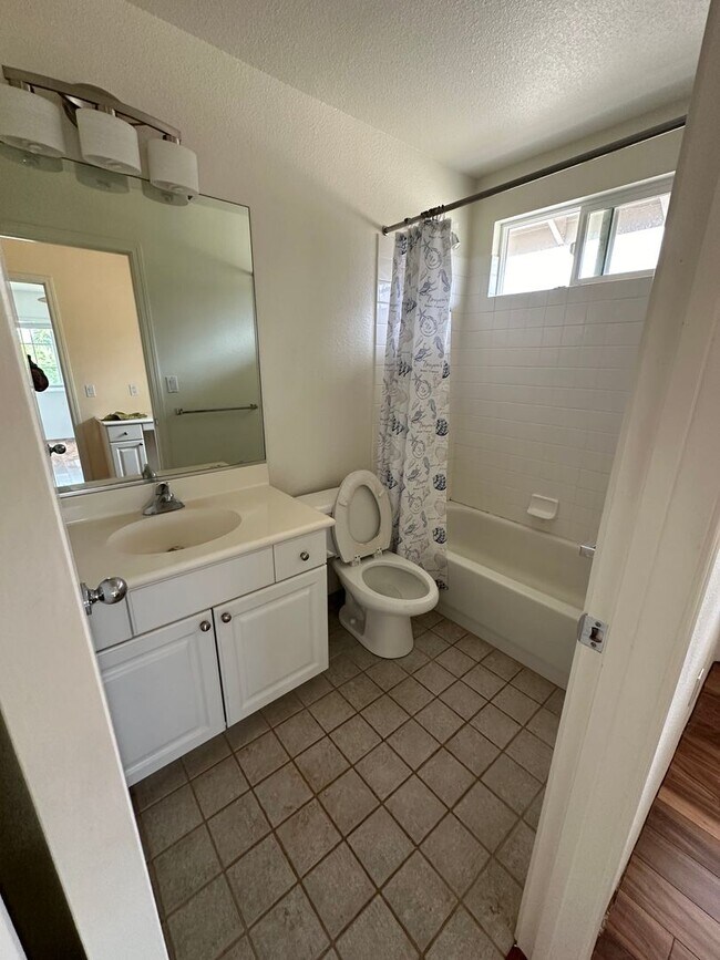 Building Photo - Available Now!  Beautiful 4 BD / 3 BA House in Ocean Pointe!