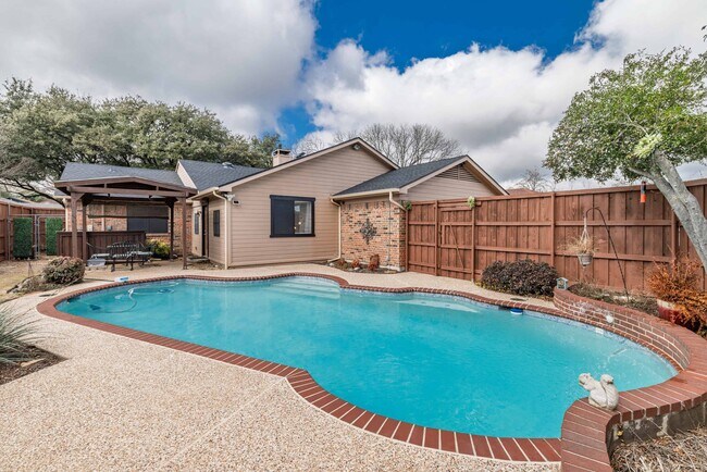 Building Photo - 8467 Willow Creek Dr