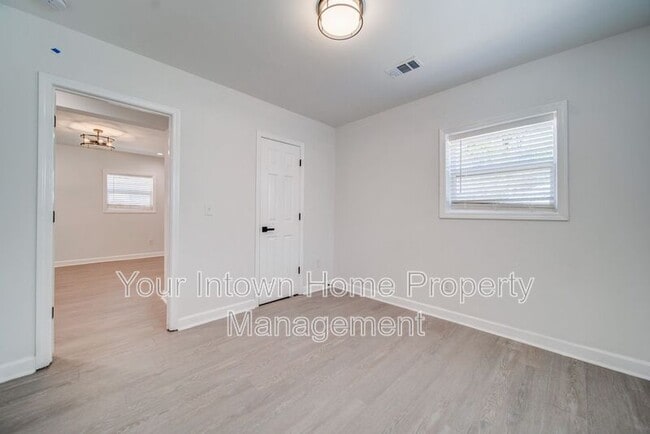 Building Photo - 1047 Grant Way SE