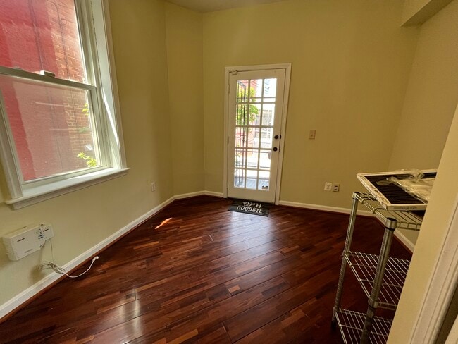 Building Photo - Private room in 3 bedroom Washington Apart...