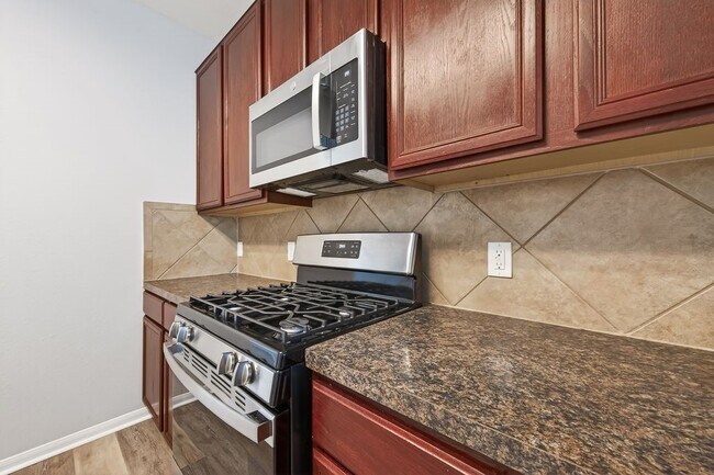 Building Photo - 2810 Meadowbrook Lane