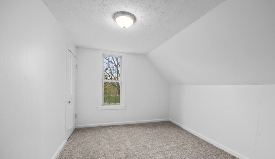 Building Photo - 911 Zeeland Ct NE