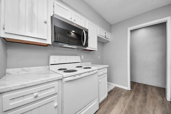 Building Photo - No Carpet. Private Yard. Extra Storage. What More Could You Ask For?