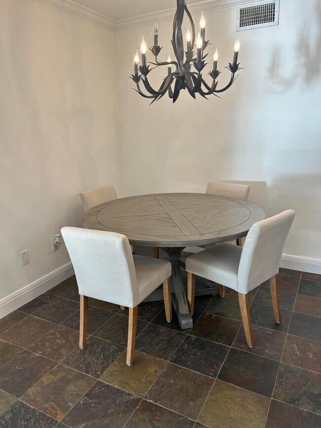 Building Photo - 625 NW North River Dr