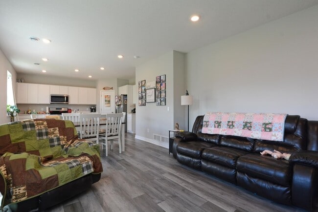 Building Photo - Beautiful 4-Bedroom Home with Modern Finishes & 2 Car Garage!
