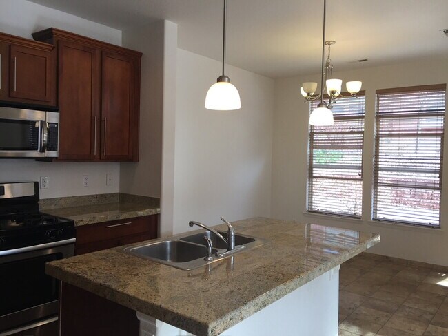 Building Photo - "Spacious 3-Bed, 3-Bath Townhouse with Gra...