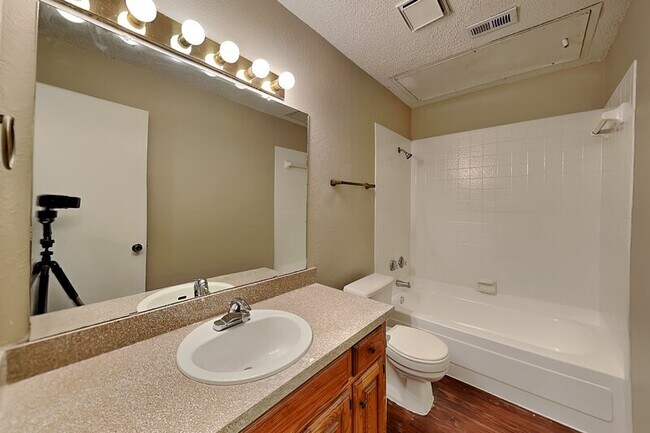 Building Photo - 6324 Alissa Dr